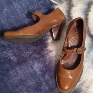 Born brown leather heels size: 6.5 EUC